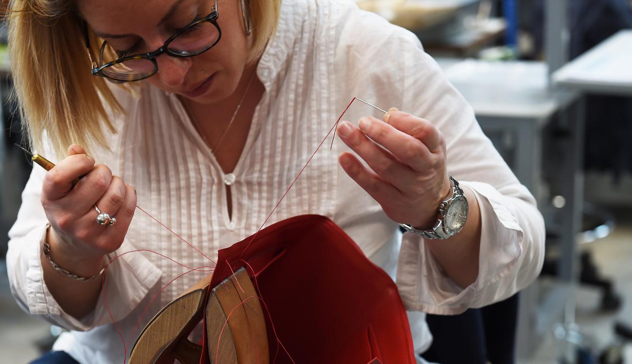 Proses penjahitan tas mewah Hermes di Allenjoie, Perancis, Kamis (5/4). Setiap produk Hermes harus mengantongi sertifikat keaslian dari Convention on International Trade in Endanggered Species (CITES). (SEBASTIEN BOZON/AFP)