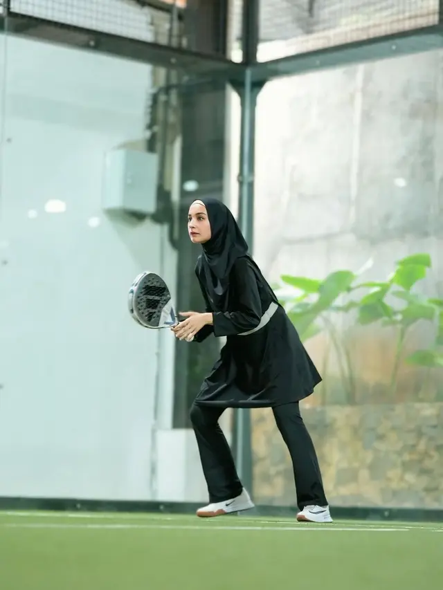 Potret Shireen Sungkar Ikut Euforia Main Padel, Outfit Modest Sporty-nya Bisa Jadi Inspirasi Hijabers