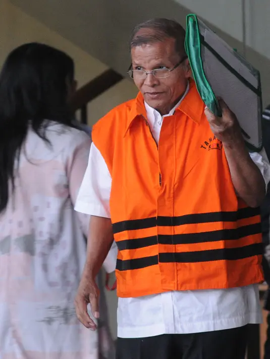 Mantan Anggota DPRD Sumatera Utara Biller Pasaribu seusai menjalani pemeriksaan di gedung KPK, Jakarta, Kamis (18/10). Biller Pasaribu diperiksa sebagai tersangka dugaan penerimaan suap dari mantan Gubernur Gatot Pujo Nugroho. (Merdeka.com/Dwi Narwoko)