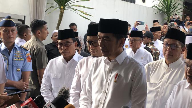 Presiden Joko Widodo (Jokowi) melayat ke rumah duka KH Shalahuddin Wahid atau Gus Sholah, Senin (3/2/2020).  (Liputan6/Putu Merta)