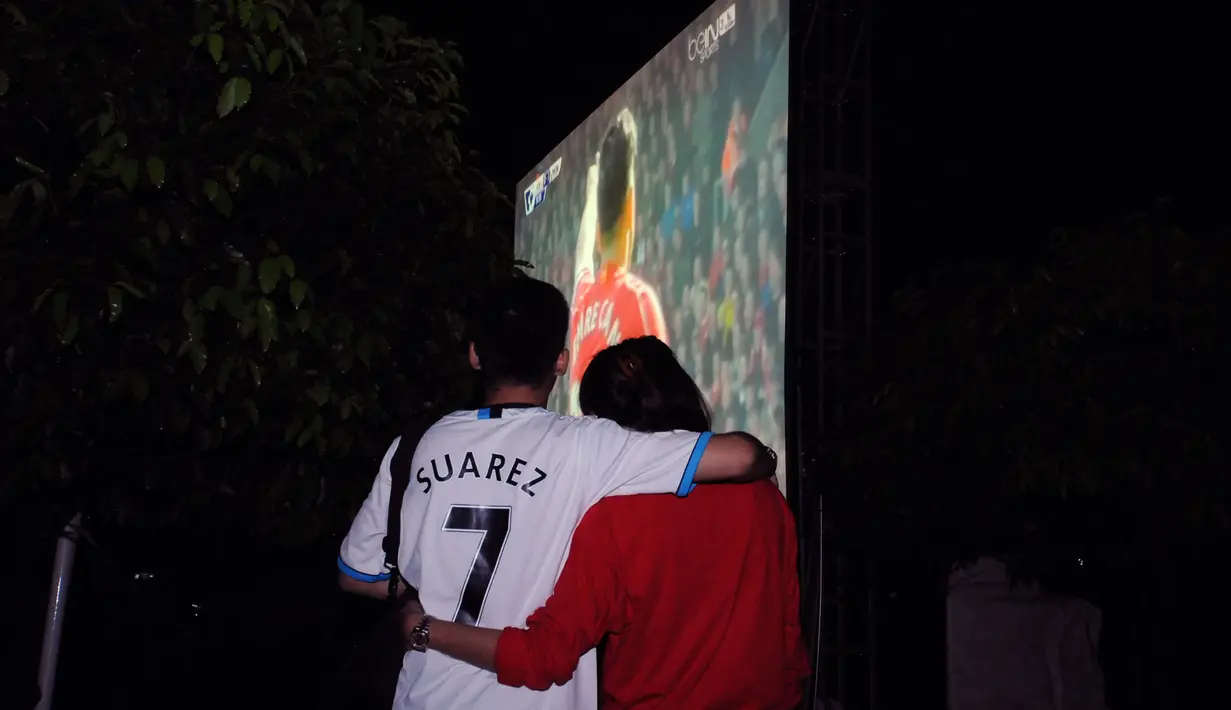 Sepasang suporter ‘’The Reds’ menyaksikan laga Liverpool kontra Manchester United. Liputan6.com menggelar acara nonton bareng seru bersama Big Reds reg Bekasi di Alibaba Futsal, Bekasi, Minggu (22/3/2015). (Liputan6.com/Helmi Fithriansyah)