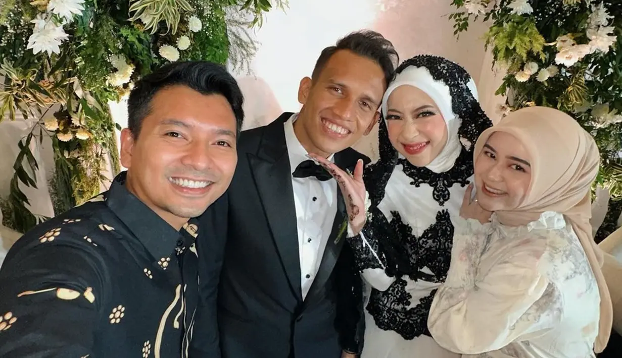 Selebgram Alifhia Fitri dan suaminya, Reza Surya juga hadir ke resepsi pernikahan Adiba dan Egy. Tampil mesra di pernikahan anak Umi Pipik, Reza Surya kenakan batik hitam dengan motif warna cream, sementara Alifhia Fitri anggun dengan dress putih motif simpel. Wajahnya dipoles natural, tak sedikit netizen yang pangling melihat pesona selebgram berusia 22 tahun. (Liputan6.com/IG/@alifhiafitri)