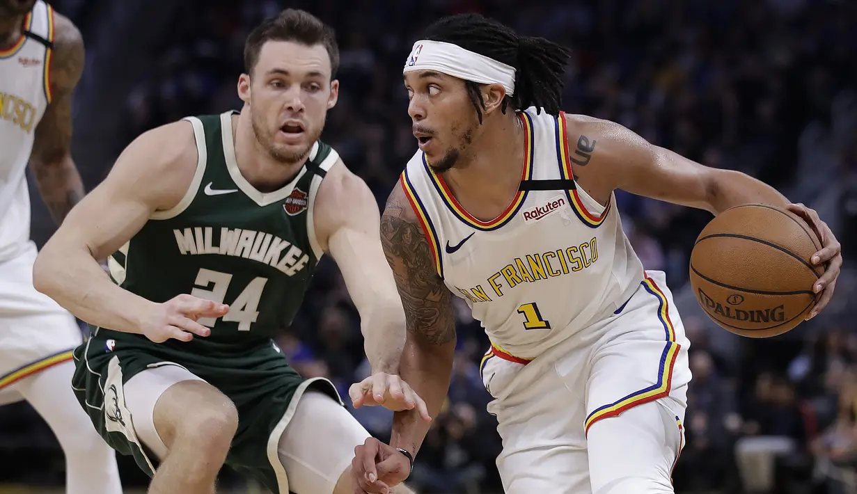 Pebasket Golden State Warriors, Damion Lee, berusaha melewati pebasket Milwaukee Bucks pada laga NBA di Chase Center, Rabu (8/1/2020). Milwaukee Bucks menang 107-98 atas Warriors. (AP/Ben Margot)