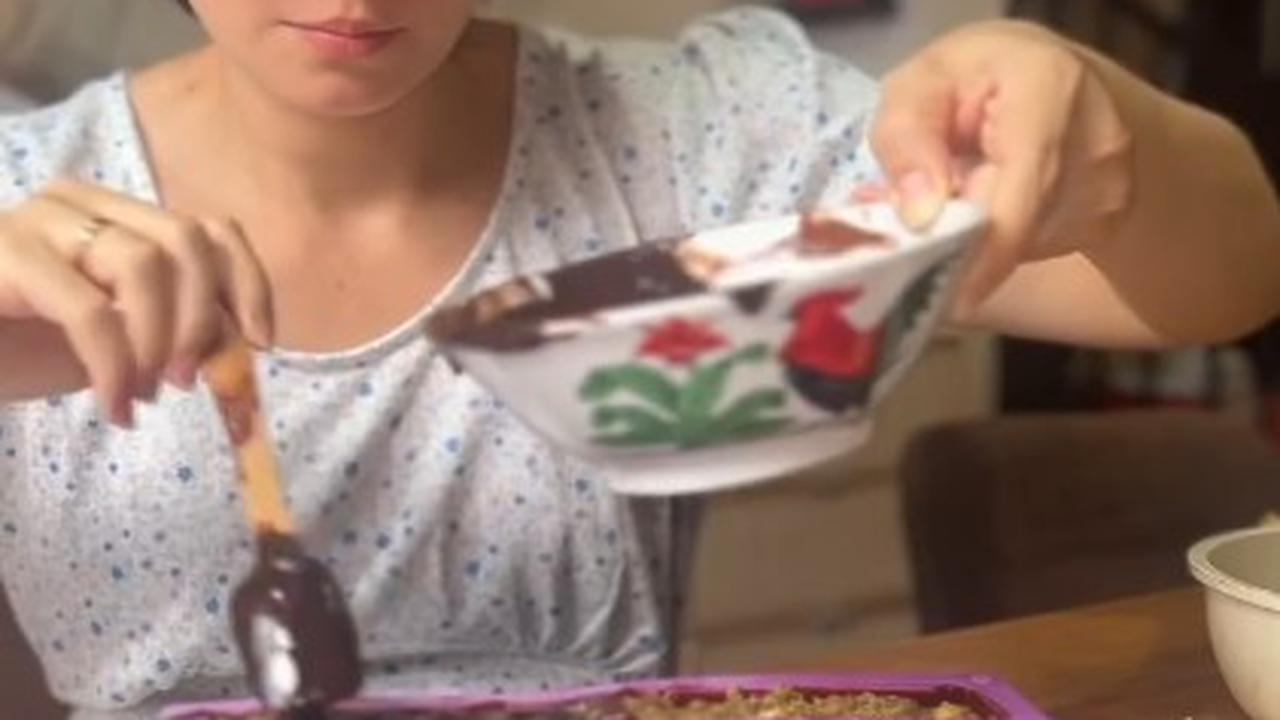 7 Potret Asmirandah Buat Cokelat Dubai Sendiri, Penasaran Meski Sudah Nyobain yang Asli - Hasilnya Menggiurkan