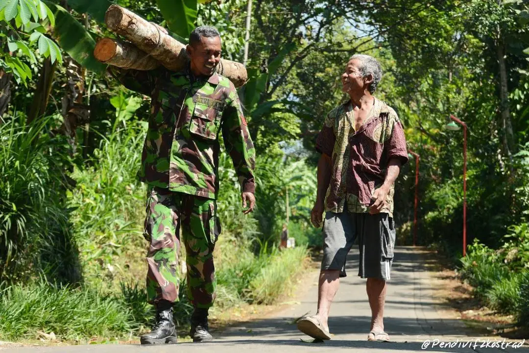 Potret TNI dan rakyat yang begitu hangat. (Instagram/pendivif2kostrad)