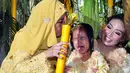 Ayu Dewi menggelar upacara adat buat putrinya Minggu (7/2), di Jalan Supomo, kawasan Tebet, Jakarta Selatan. Dengan nuansa kuning, demi menghormati mendiang ibunya yang telah meninggal dunia. (Deki Prayoga/Bintang.com)