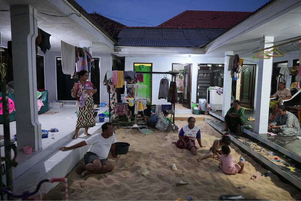 FOTO: Tidur di Atas Pasir,  Tradisi Aneh tapi Nyata dari Ujung Timur Madura