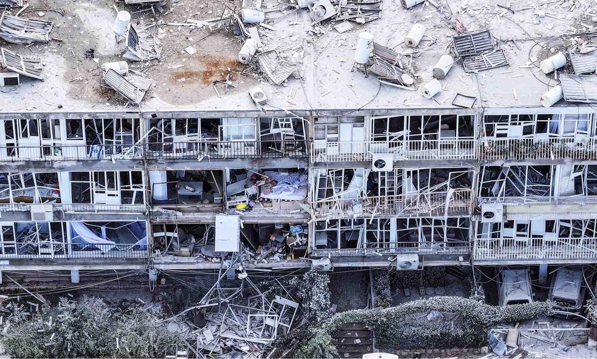 FOTO: Pemandangan Mengenaskan, Rudal Balistik Iran Hancurkan Bangunan di Kota Bat Yam Israel