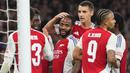 Para pemain Arsenal merayakan gol yang dicetak oleh Raheem Sterling ke gawang Bolton Wanderers dalam laga putaran ketiga Carabao Cup 2024/2025 yang digelar di Emirates Stadium, Kamis (26/9/2024). (AP Photo/Kirsty Wigglesworth)