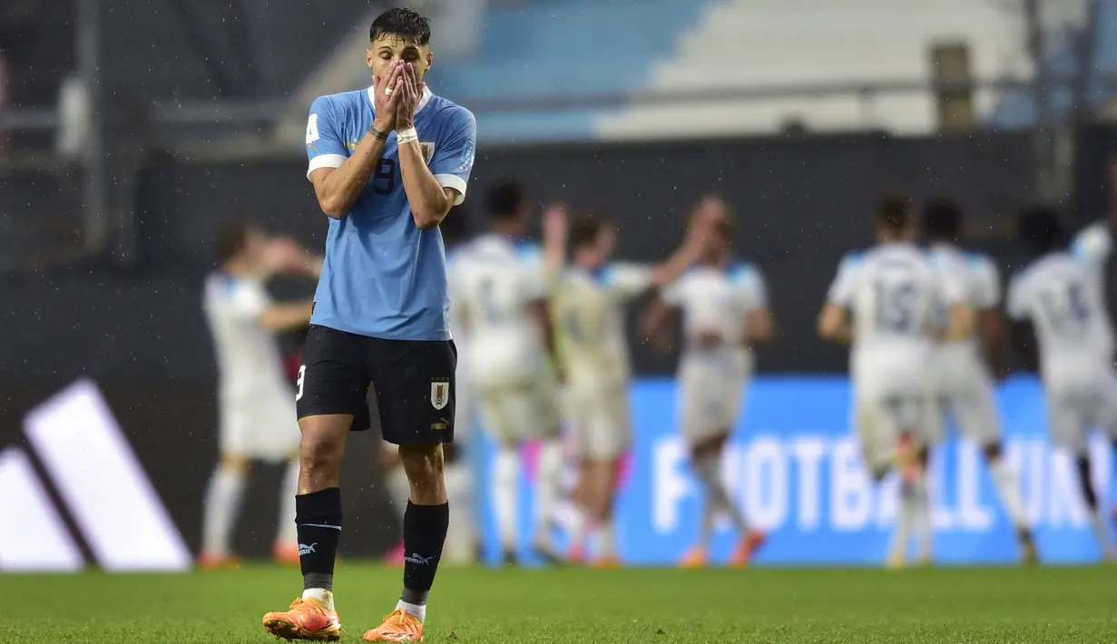 Reaksi kecewa pemain Uruguay U-20, Andreas Ferrari setelah timnya kebobolan pada pada lanjutan Grup E Piala Dunia U-20 2023 melawan Inggris U-20 di Estadio Ciudad de La Plata, Argentina, Jumat (26/05/2023) WIB. Laga dimenangkan oleh Inggris dengan skor 3-2. (AP Photo/Gustavo Garello)