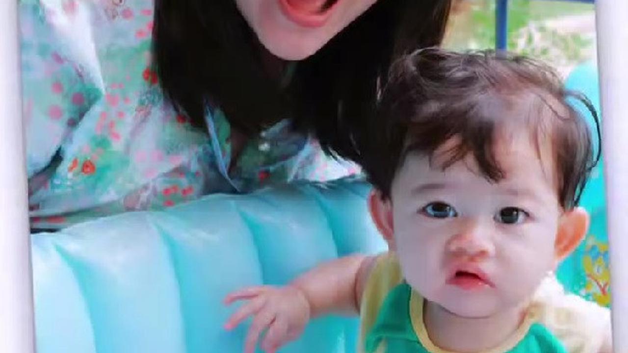 Potret Baby Biel Anak Denny Sumargo dan Olivia Allan Makan Semangka, Gemas Pakai Baju Nanas