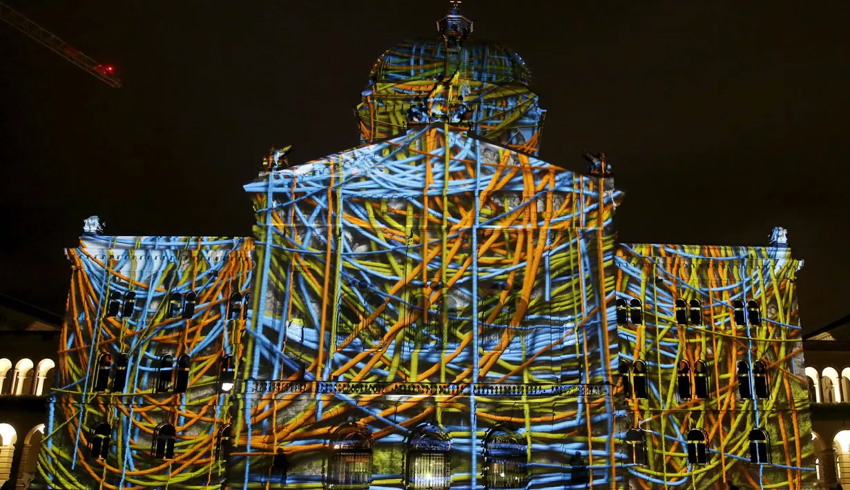 Gedung Parlemen Swiss diterangi cahaya seperti rangkaian kabel hasil proyeksi raksasa atau "The Jewel of the Mountains " di Bern, Swiss, Kamis (15/10/2015).  Gedung ini akan diterangi setiap malamnya hingga 29 November 2015. (REUTERS/Ruben Sprich)