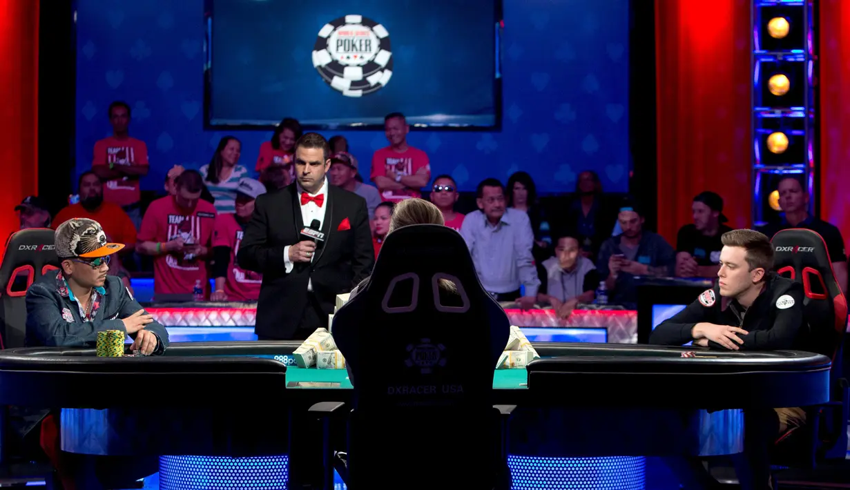 Qui Nguyen dan  Gordon Vayo terlihat serius saat bertanding di final Kompetisi Poker Dunia di Las Vegas, AS (2/11). Nguyen berhasil memenangkan hadiah sepesar 8 juta dollar AS. (REUTERS/Las Vegas Sun/Steve Marcus)