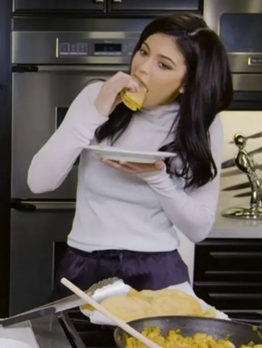 Dalam salah satu episode Life of Kyle, Kylie Jenner terlihat lahap banget makan taco. (Life of Kylie)