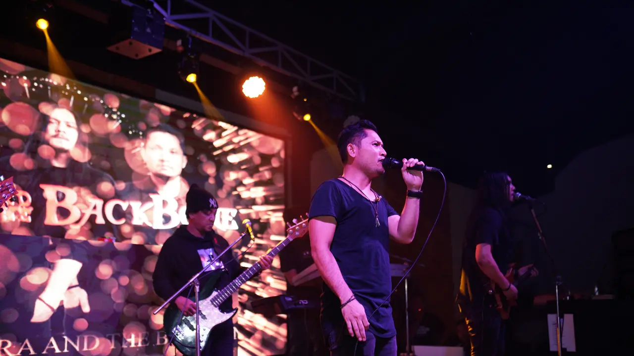 Andra & The Backbone saat pembukaan Holeyshit Kemang