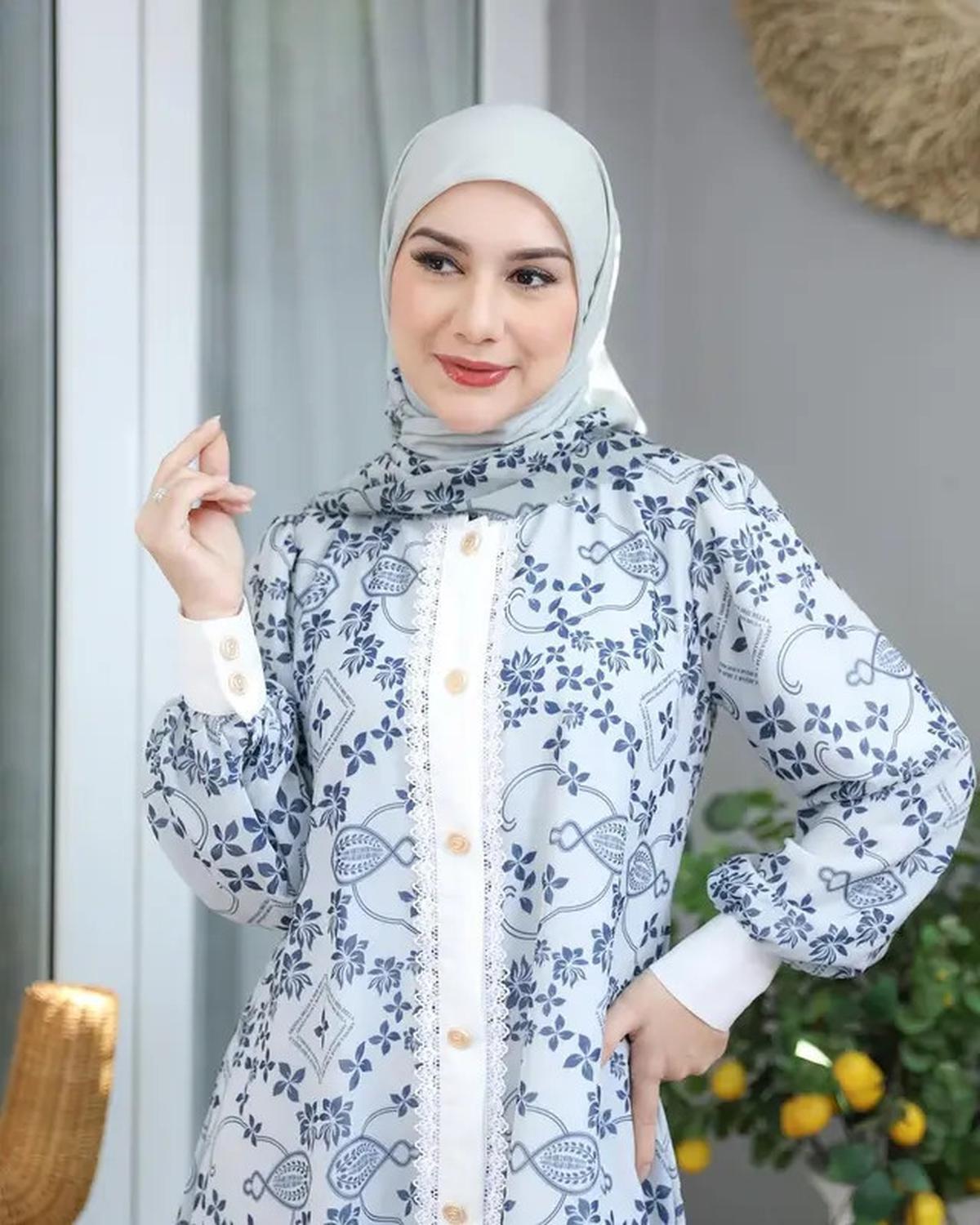7 Model Gamis Kekinian Ala Irish Bella di 2025, Inspirasi Ibu Usia 30-an