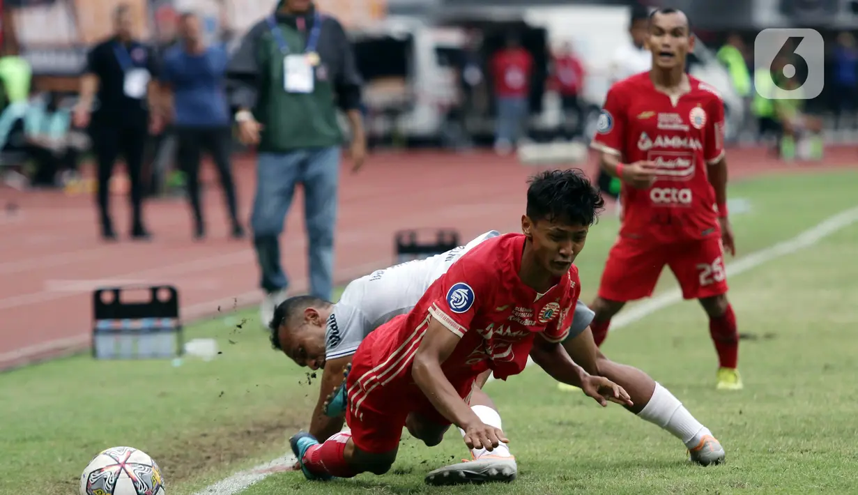 Pemain sayap Persija Jakarta, Dony Tri Pamungkas terjatuh ditekel pemain Bali United saat lanjutan laga BRI Liga 1 Indonesia di Stadion Patriot Chandrabhaga, Kota Bekasi, Jawa Barat, Minggu (15/1/2023). Gol Persija dicetak oleh Rezki Fandy Witriawan, Hansamu Yama Pranata dan Ondrejkudela. (Liputan6.com/Helmi Fithriansyah)