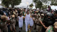 Bentrok Massa Vs Polisi Sambut Obor Olimpiade Rio 2016