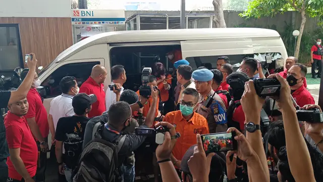Irjen Teddy Minahasa bersama enam tersangka lainnya kasus penyalahgunaan narkoba tiba di Kejaksaan Negeri (Kejari) Jakarta Barat, Rabu (11/1/2023).