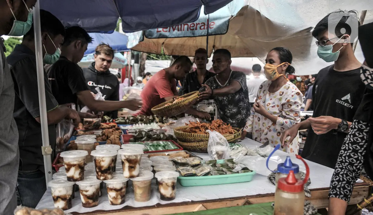 Warga membeli sajian untuk berbuka puasa atau takjil di Pasar Rawamangun, Jakarta Timur, Rabu (14/4/2021). Selain aneka kudapan ringan, Pasar Takjil Rawamangun juga menjual berbagai menu makanan berat. (merdeka.com/Iqbal S. Nugroho)