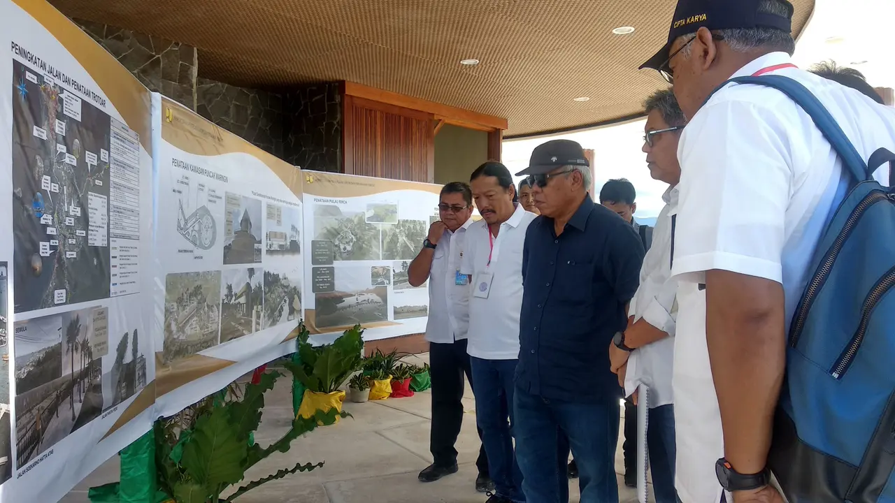 Menteri PUPR Basuki Hadimuljono meninjau kawasan industri kreatif (creative hub) Puncak Waringin, Labuan Bajo, NTT.