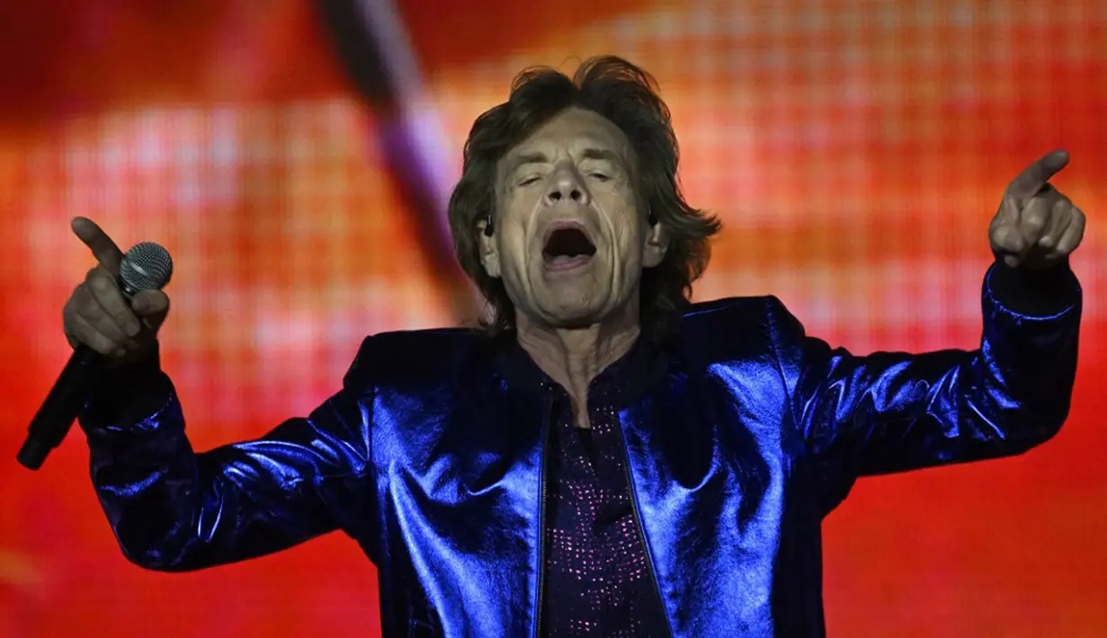Vokalis band rock Inggris The Rolling Stones Mick Jagger tampil pada konser Stones Sixty European Tour di Veltins Arena, Gelsenkirchen, Jerman, 27 Juli 2022. The Rolling Stones akan bermain di seluruh Eropa musim panas ini untuk merayakan 60 tahun spesial bersama – Mick, Keith, dan Ronnie. (INA FASSBENDER/AFP)