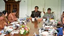 Presiden Joko Widodo (kiri menghadap lensa) bersama Wapres Jusuf Kalla (kanan) memimpin rapat terbatas kabinet di Istana Bogor, Senin (16/2/2015). Rapat tersebut membahas pengembangan pariwisata Indonesia. (Liputan6.com/Faizal Fanani)
