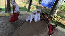 Murid SD melihat prasasti telapak kaki gajah di Prasasti Kebun Kopi, Ciaruteun Ilir, Bogor, Jawa Barat, Rabu (15/8). Kegiatan study tour ini menyambut HUT ke-73 RI sekaligus pengenalan sejarah bangsa Indonesia. (Merdeka.com/Arie Basuki)