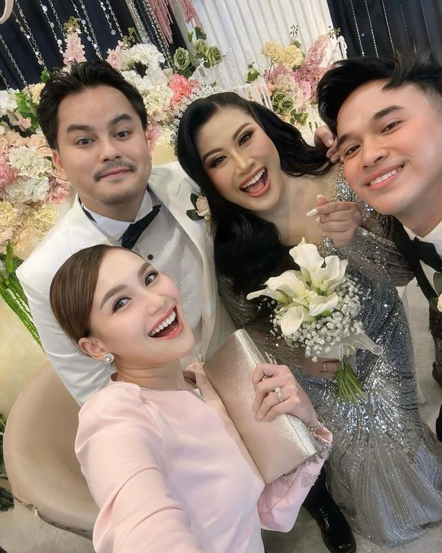 Ayu Ting Ting Berfoto Ceria Bersama Para Sahabat