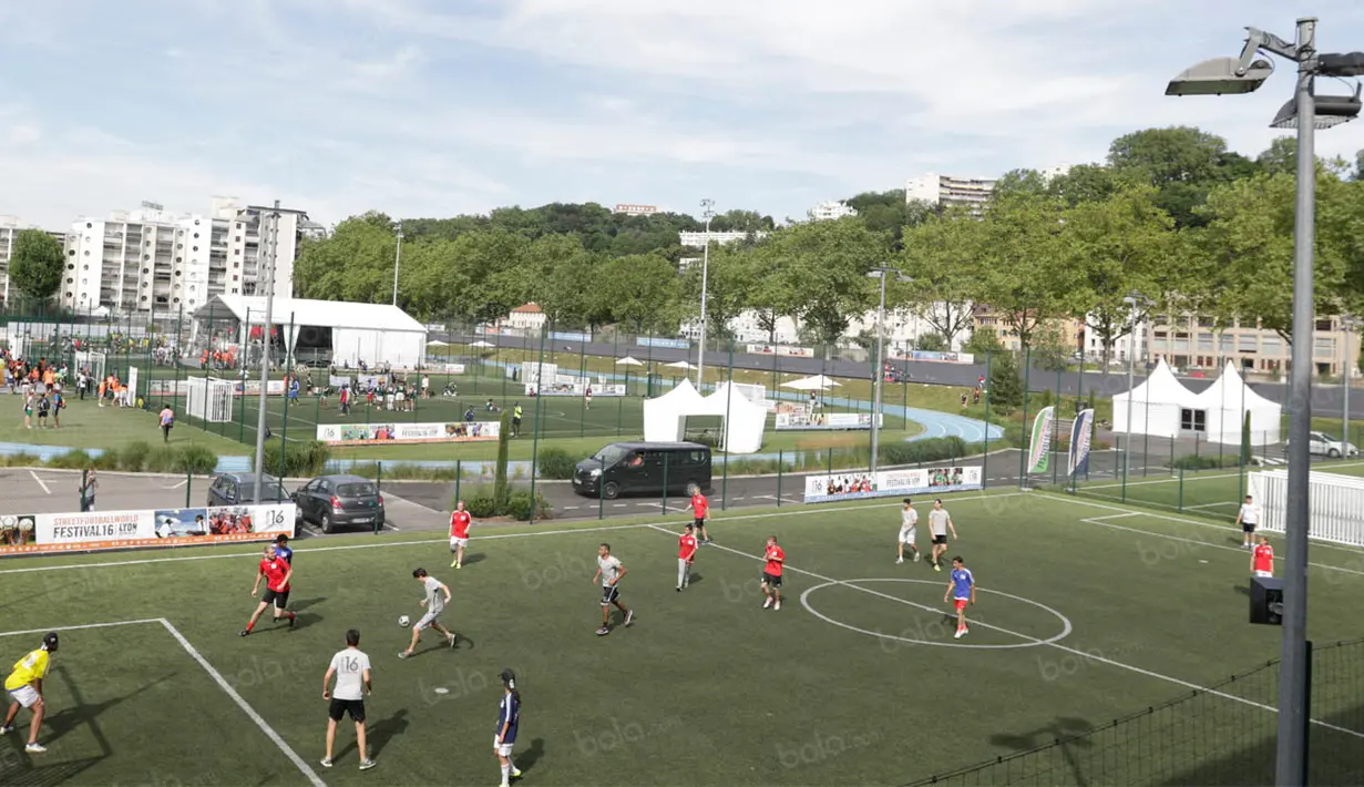 Suasana pertandingan turnamen Street Football World 2016 yang digelar di Sports Dans La Ville, Lyon, Prancis, Rabu (6/7/2016). (Bola.com/Vitalis Yogi Trisna)