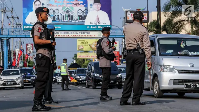 Brimob Bersenjata Lengkap Amankan Arus Balik Lebaran di Pantura