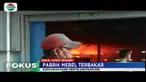 Api dengan cepat membesar karena banyak barang yang mudah terbakar termasuk tiner.