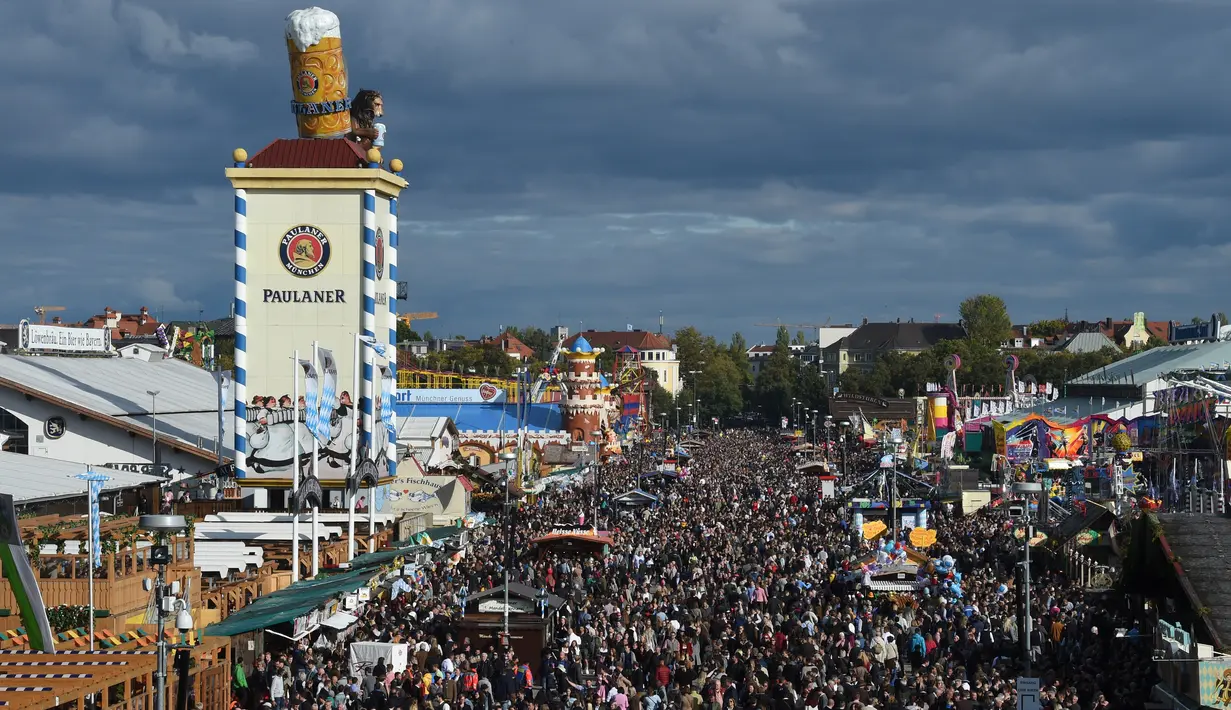 Pengunjung saat berkumpul selama Festival Oktoberfest 2019 di sebuah tenda di Munich, Jerman selatan (3/10/2019). Festival bir terbesar di dunia Oktoberfest berlangsung hingga 6 Oktober 2019. (AFP Photo/Christof Stache)