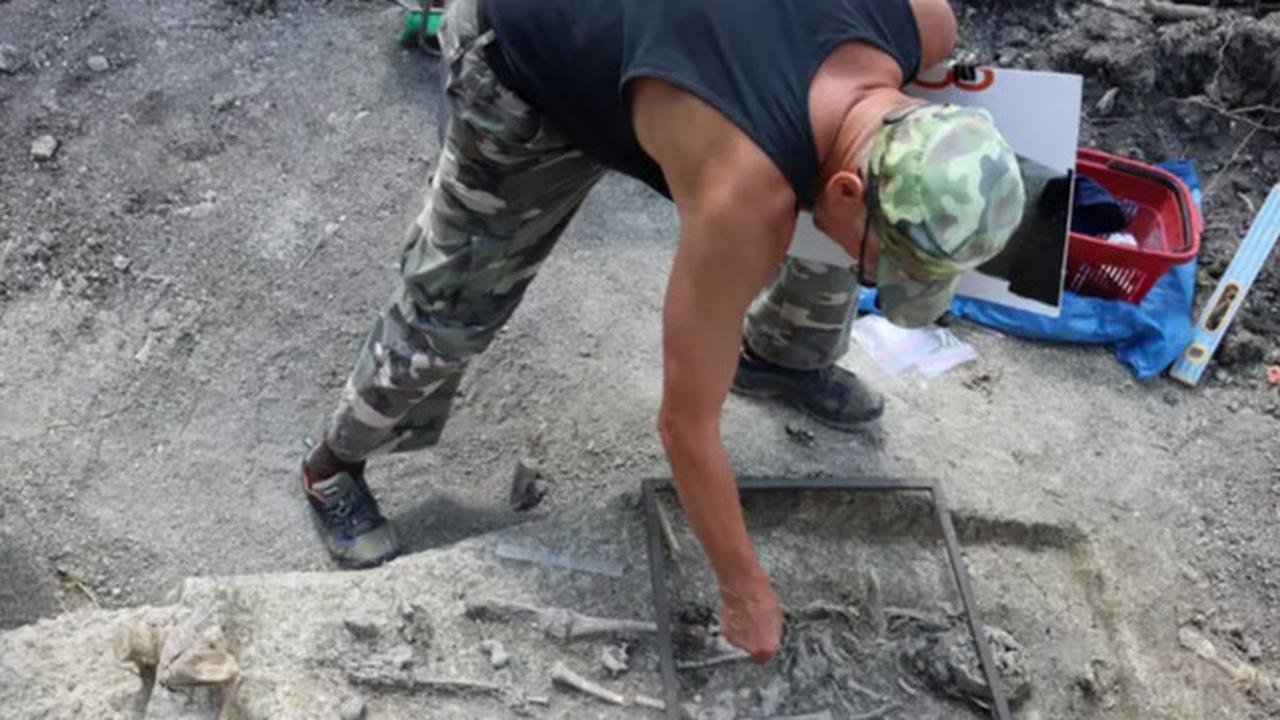 Arkeolog Temukan Makam Vampir Bocah Berusia 800 Tahun di Taman Istana, Kerangkanya Ditindih Batu Besar