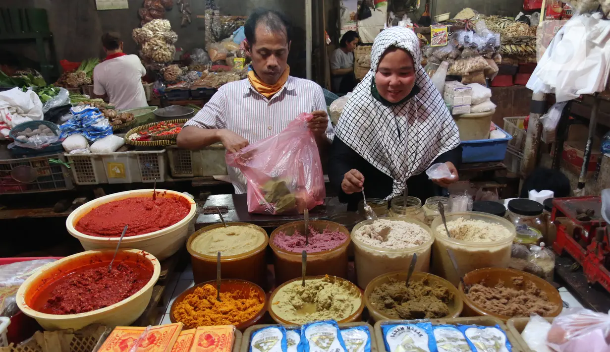Pedagang bumbu masak merapikan dagangannya di sebuah pasar di Jakarta, Rabu (1/4/2020). Badan Pusat Statistik (BPS) mengumumkan pada Maret 2020 terjadi inflasi sebesar 0,10 persen, salah satunya karena adanya kenaikan harga sejumlah makanan, minuman, dan tembakau. (Liputan6.com/Angga Yuniar)