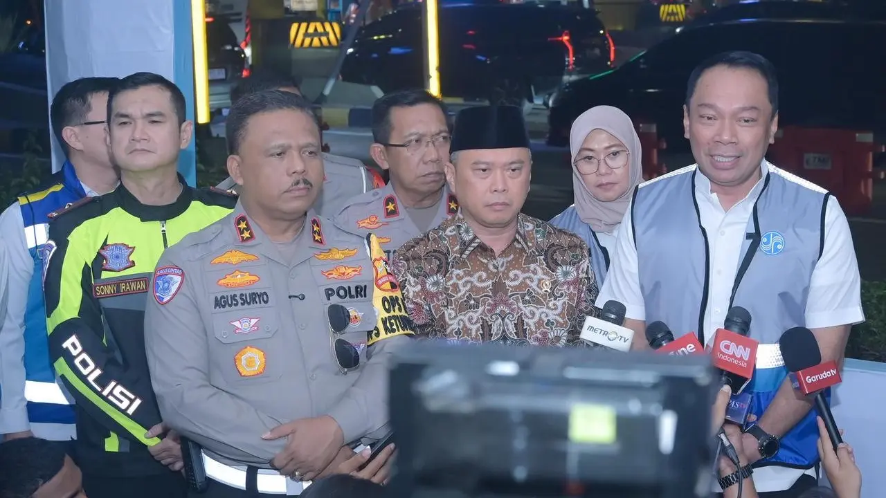 Direktur Utama PT Jasa Raharja Rivan Purwantono saat melakukan peninjauan arus balik lebaran di KM 420 Gerbang Tol (GT) Banyumanik di jalur tol Semarang-Solo bersama Menteri Perhubungan Dudy Purwagandhi.