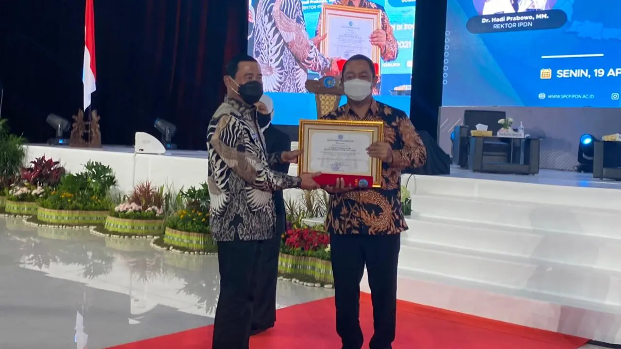 Wali Kota Semarang Hendrar Prihadi Terima Tanda Kehormatan dari IPDN