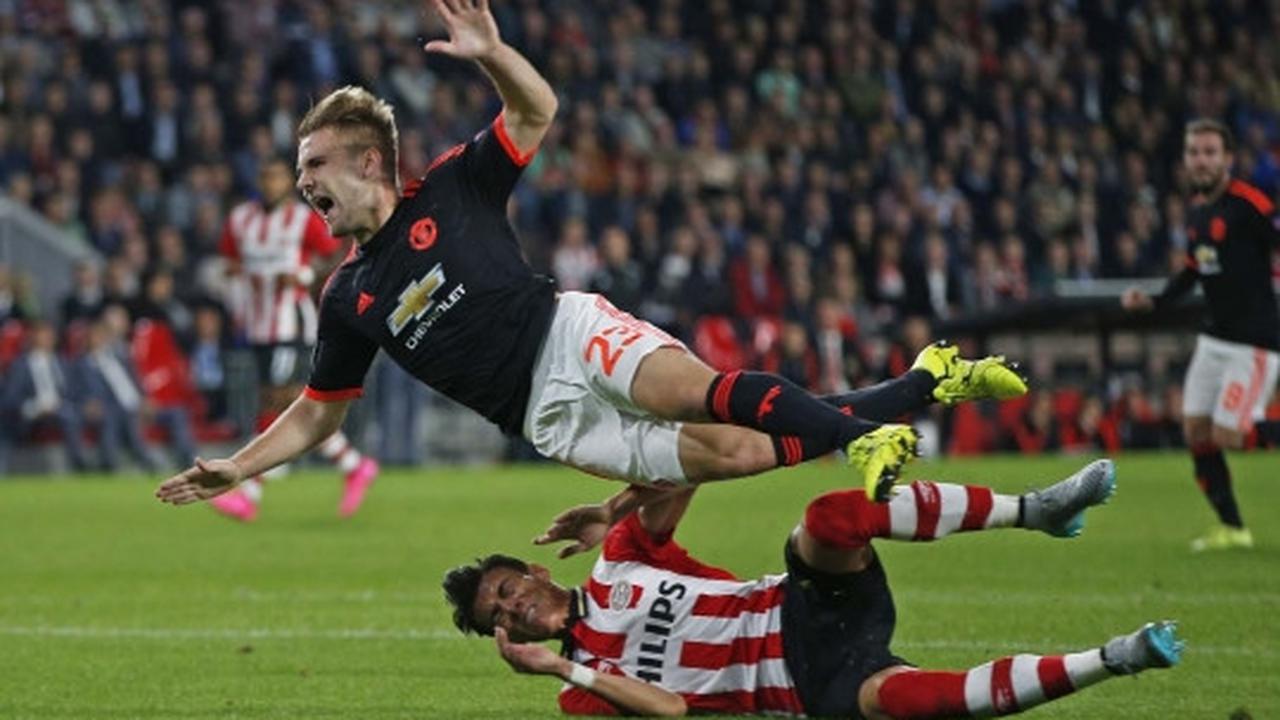 Ini insiden patah kaki Luke Shaw usai dijegal pemain PSV Eindhoven