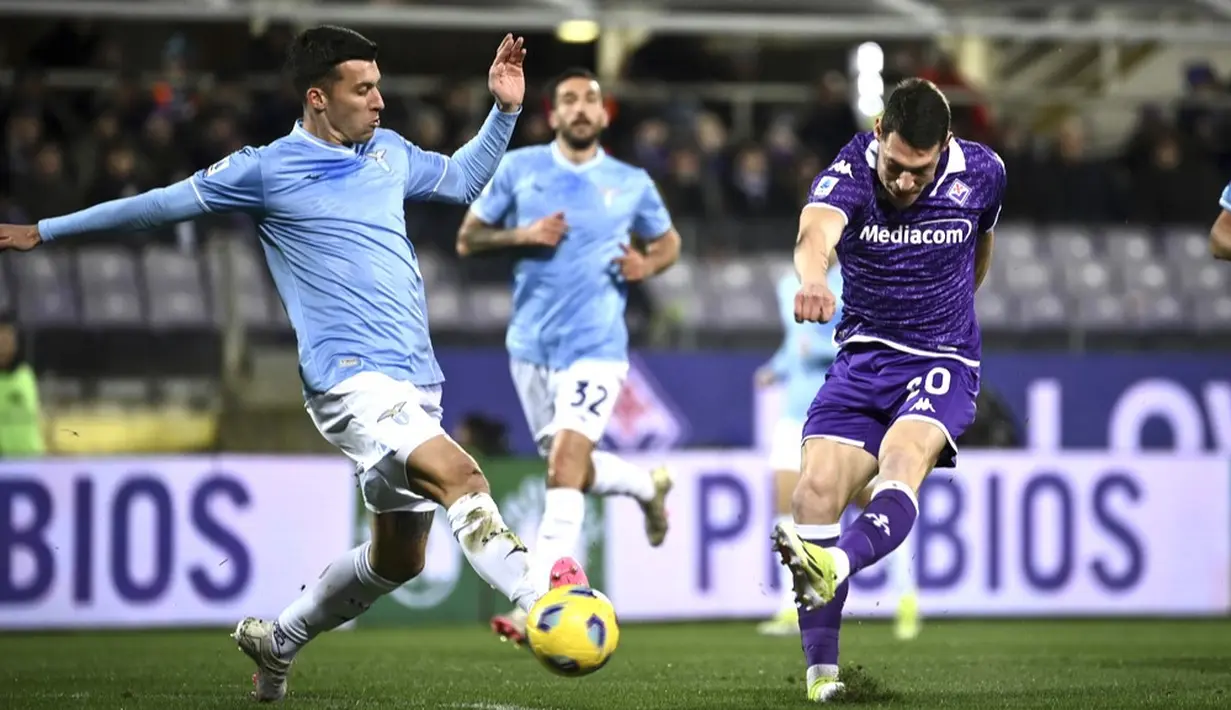 Pemain Fiorentina, Andrea Belotti, melepaskan tendangan saat melawan Lazio pada laga Liga Italia di Stadion Artemio Franchi, Selasa (27/2/2024). (Massimo Paolone/LaPresse via AP)