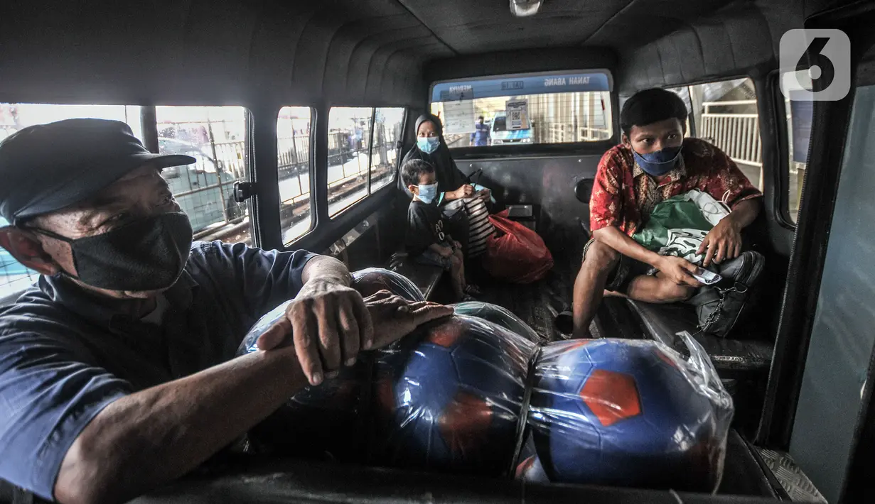 Sejumlah penumpang manaiki transportasi umum di kawasan Tanah Abang, Jakarta, Kamis (21/10/2021). Seiring memasuki PPKM Level 2, Pemprov DKI Jakarta mengizinkan seluruh moda transportasi umum menggunakan kapasitas angkut 100 persen. (merdeka.com/Iqbal S. Nugroho)