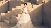 Sonam Kapoor menunjukkan pesonanya saat menjadi model di Arab Saudi, dengan keindahan gurun pasir.