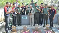 Bersih-bersih dan ziarah makam R Soegiarin, markonis penyebar berita proklamasi RI di TPU Bergota, oleh prajurit Koramil 13 Semarang Selatan dan karyawan Alfamidi Semarang. (foto: Liputan6.com/krjogja.com/Chandra AN)