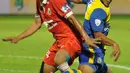 Bek kanan Persija Jakarta Ismed Sofyan dan striker Arema Cronus Samsul Arif berduel memperebutkan bola. (Liga Indonesia) 