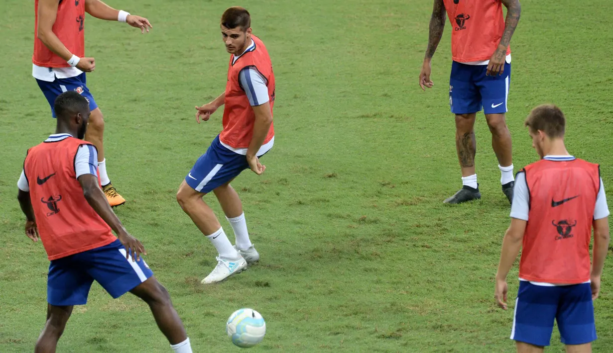 Rekrutan terbaru Chelsea, Alvaro Morata (tengah) melengkapi enam pemain Spanyol yang bermain pada tim utama The Blues pada musim 2017-2018. (AFP/Roslan Rahman)