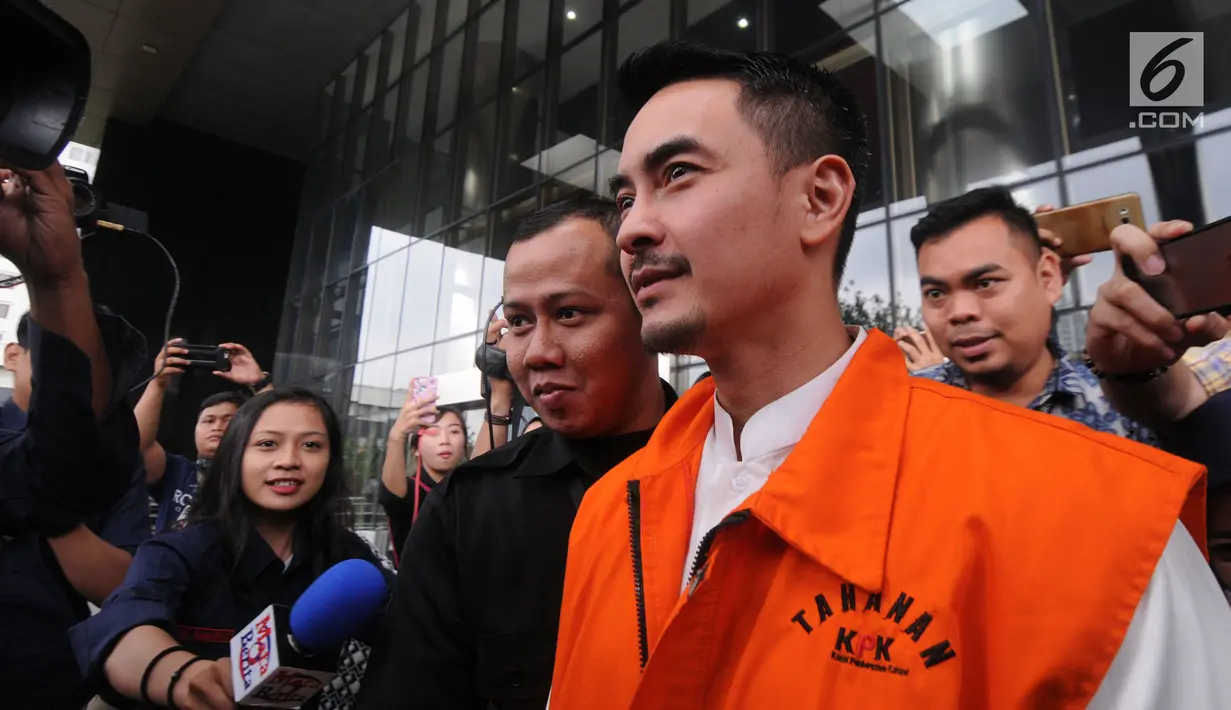 Awak media berusaha meminta keterangan Gubernur Jambi nonaktif Zumi Zola seusai menjalani pemeriksaan di gedung KPK, Jakarta, Kamis (26/4). Ini merupakan pemeriksaan perdana paska Zumi Zola ditahan oleh KPK. (Merdeka.com/Dwi Narwoko)