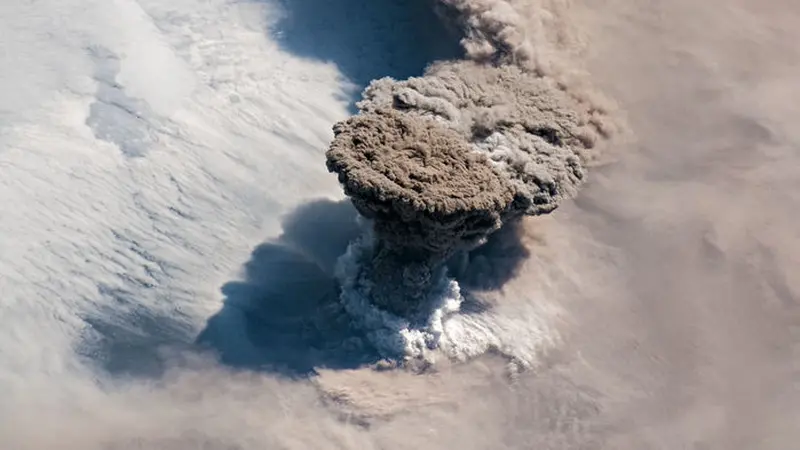 Gunung Raikoke meletus dari potret angkasa luar. (NASA)