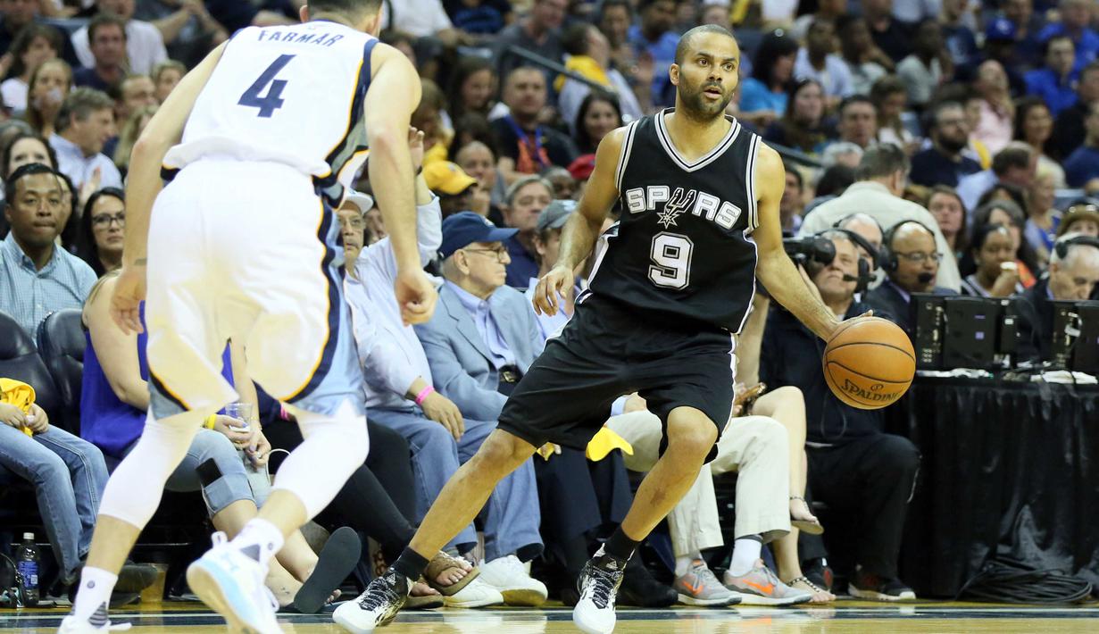 Guard San Antonio Spurs, Tony Parker (9), mendribel bola saat melawan Memphis Grizzlies pada laga play off NBA di FedEx Forum, Memphis, AS, Sabtu (23/4/2016) WIB. (Reuters/Nelson Chenault-USA TODAY Sports)