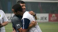 Striker Arema, Thiago Furtuoso, berpelukan dengan pelatih Persebaya, Angel Alfredo Vera, di Stadion Gelora Bung Tomo, Surabaya, Minggu (6/5/2018). (Bola.com/Aditya Wany)