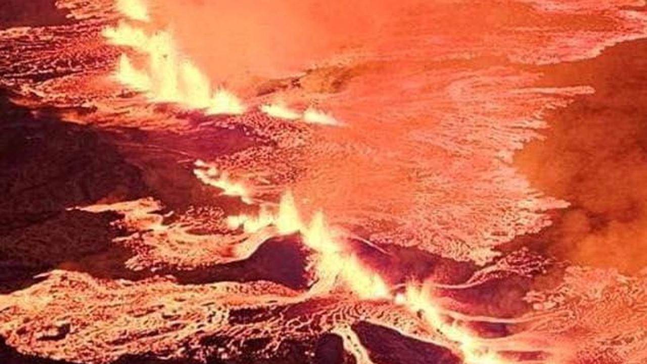 "Retakan di permukaan bumi memiliki panjang sekitar 3,5 km dan berkembang pesat," tambahnya.<br>