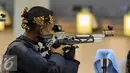 Petembak Indonesia, M Hasan Busri saat berlaga di 39th South East Asia Shooting Championships kelas 10m Air Rifle Men, Jakarta, Kamis (19/11/2015). Hasan kalah dari Yu Heng Lin (Taipei) dan meraih perak dengan 200.2 poin. (Liputan6.com/Helmi Fithriansyah)